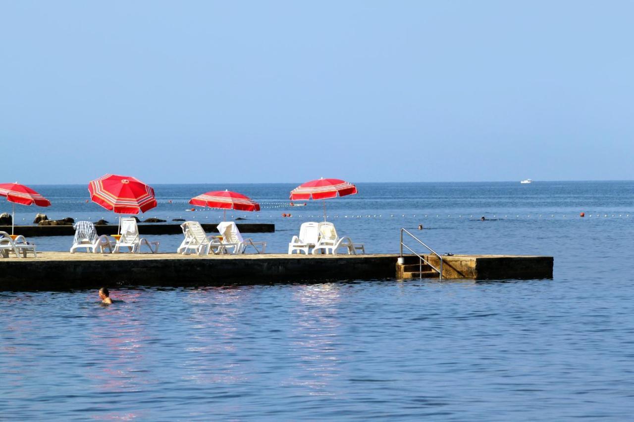 Apartments With A Parking Space Umag - 7066 Exterior foto